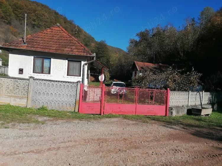 Casă cu 4 camere în Barbura