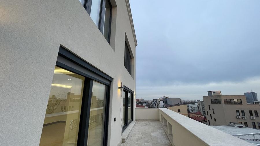 Apartament cu 5 camere decomandat în Dorobanți
