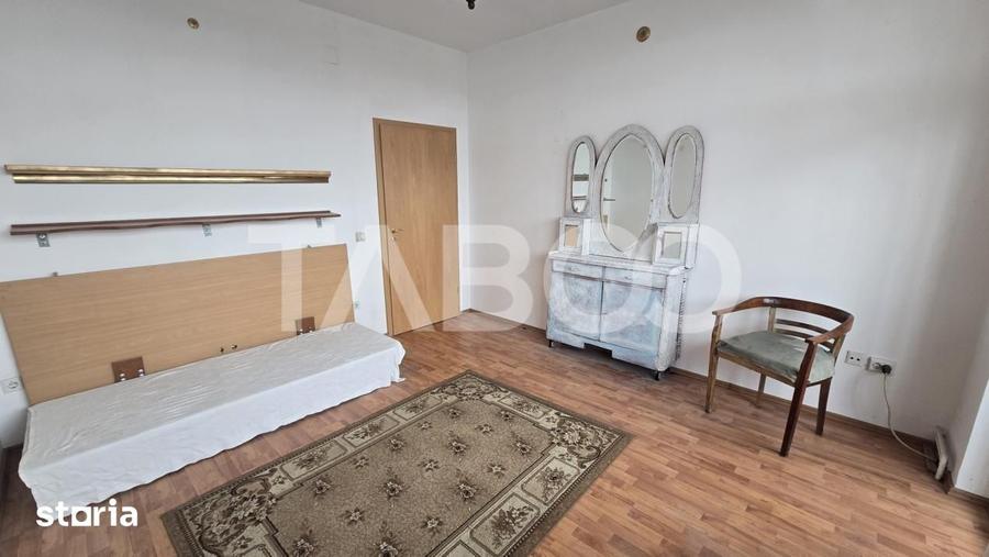Apartament cu 4 camere decomandat, mobilat în Est