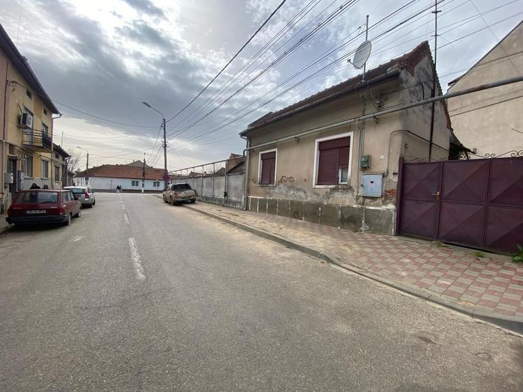 Casă individuală cu 3 camere cu Canalizare în Central