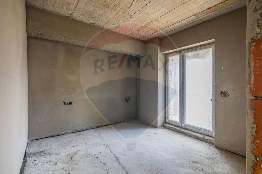 Apartament cu 3 camere semidecomandat în Tractorul