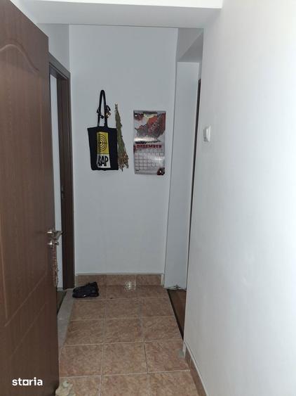 Apartament cu 3 camere semidecomandat în Giulești