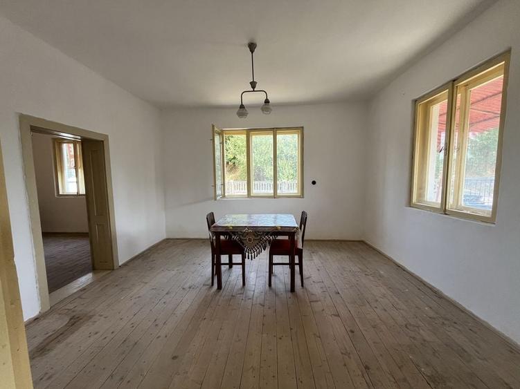 Casă cu 3 camere decomandat în Bogata