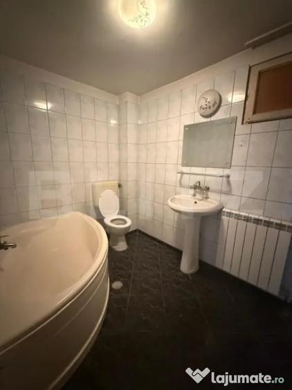 Casă cu 6 camere cu Teren 250 Mp în Bereasca
