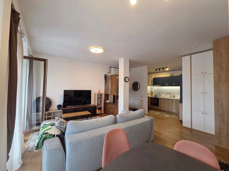 Apartament cu 3 camere semidecomandat, mobilat în Arcul de Triumf