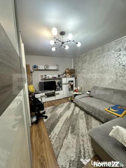 Apartament cu 4 camere decomandat în Craiovița Nouă