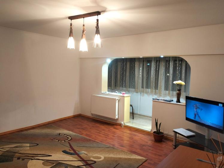 Apartament cu 3 camere decomandat în Prundu