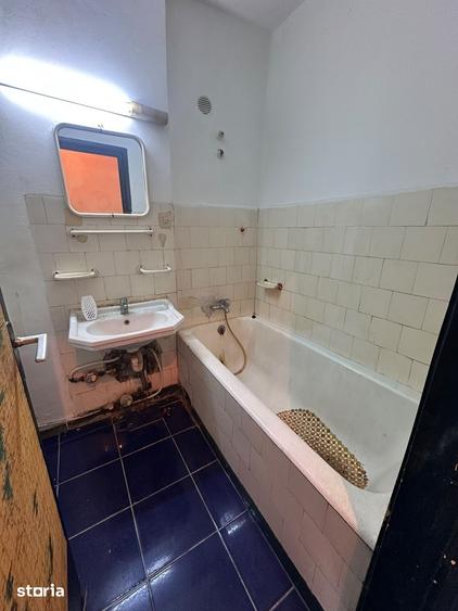 Apartament cu 3 camere semidecomandat în Crângași