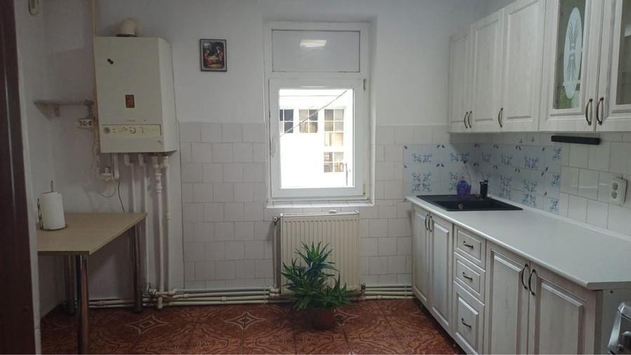 Apartament cu 3 camere decomandat în Amara