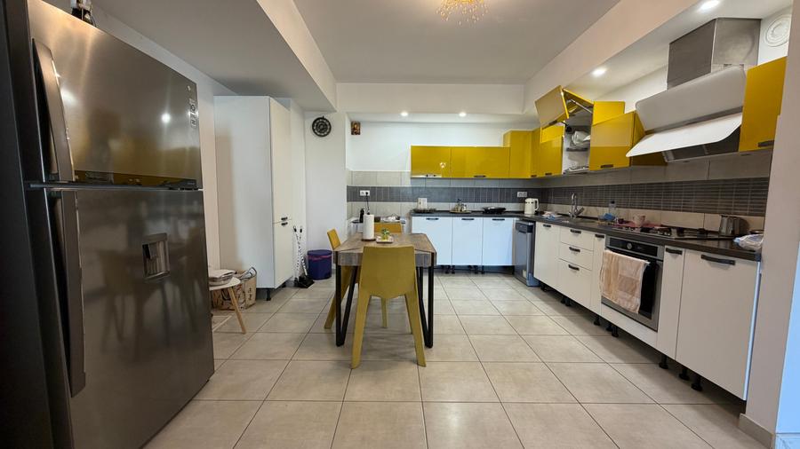 Apartament cu 4 camere semidecomandat în Iancu Nicolae