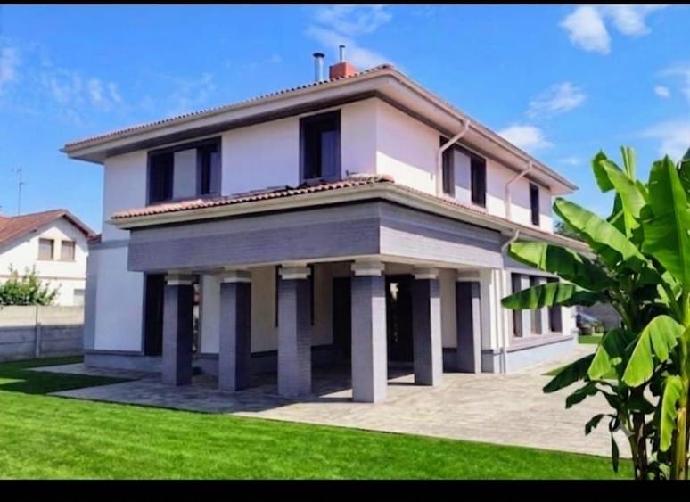 Casă cu 4 camere decomandat în Remetea Mare