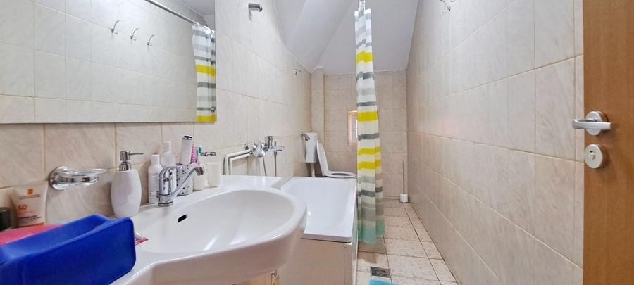 Casă individuală cu 7 camere cu Canalizare în Primăverii