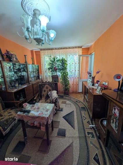 Apartament cu 3 camere decomandat în Calea București