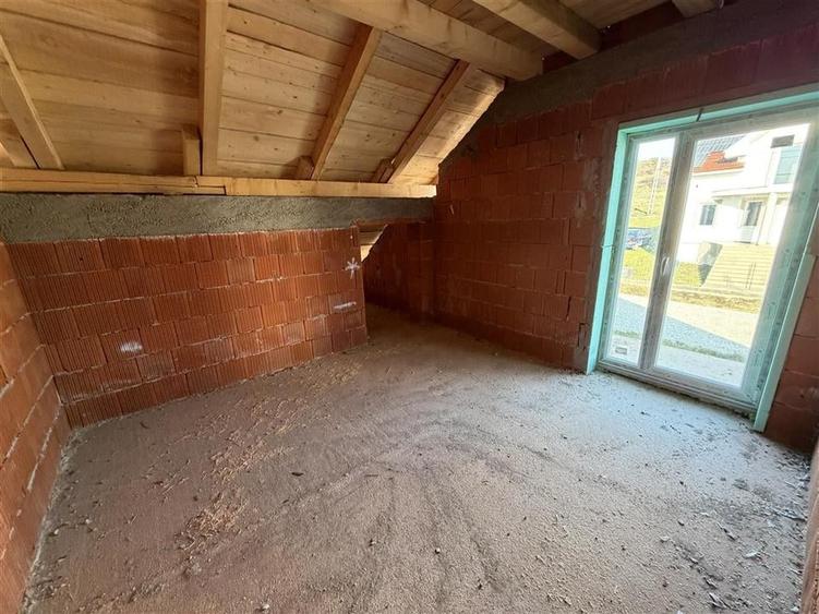 Casă individuală cu 5 camere cu Teren 300 Mp în Betfia