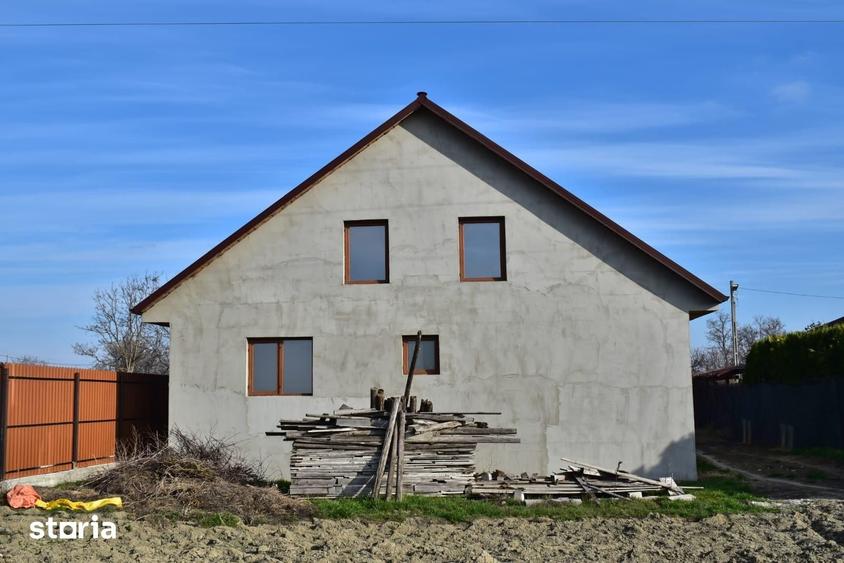 Casă cu 4 camere cu Teren 2000 Mp în Vădeni