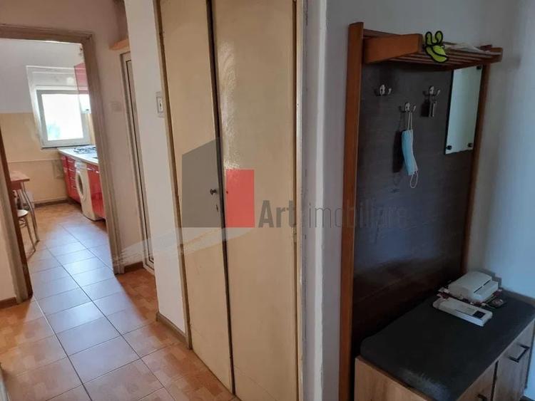 Apartament cu 3 camere semidecomandat, mobilat în Baba Novac