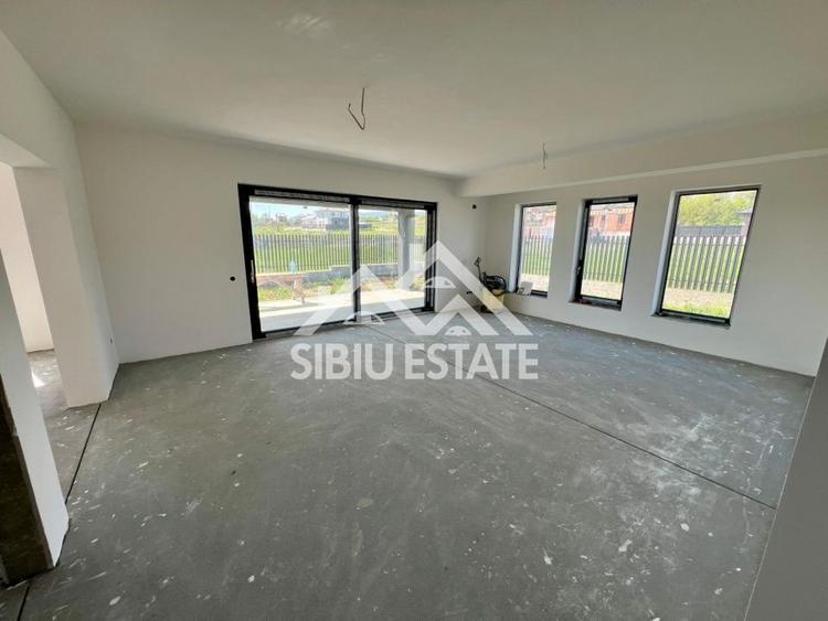 Casă individuală cu 5 camere cu Garaj în Arhitecților - Calea Cisnădiei