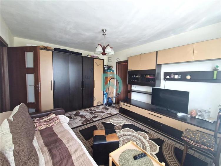 Apartament cu 3 camere semidecomandat în Tractorul