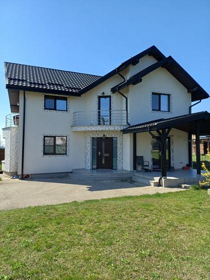 Casă cu 4 camere în Valea Lupului