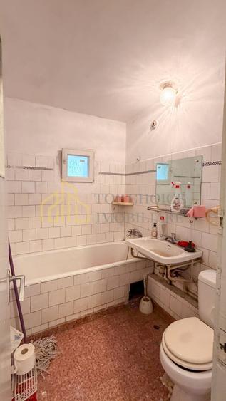 Apartament cu 3 camere semidecomandat, mobilat în Tei