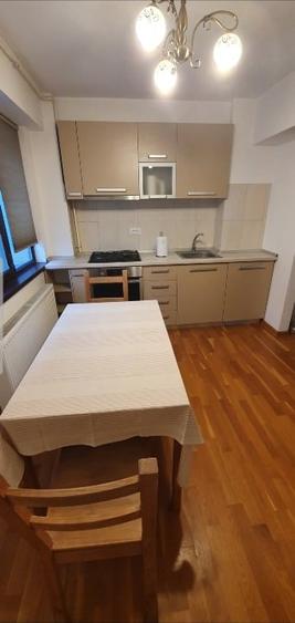 Apartament cu 4 camere semidecomandat, mobilat în Central