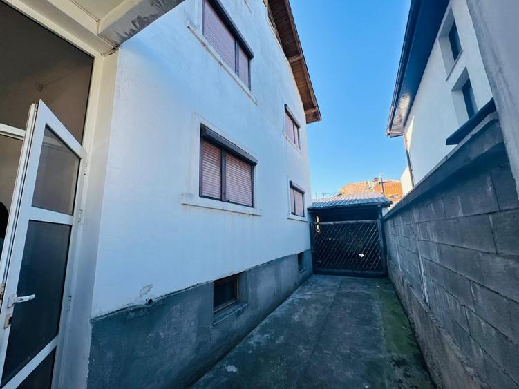 Casă individuală cu 8 camere cu Canalizare în Crihala