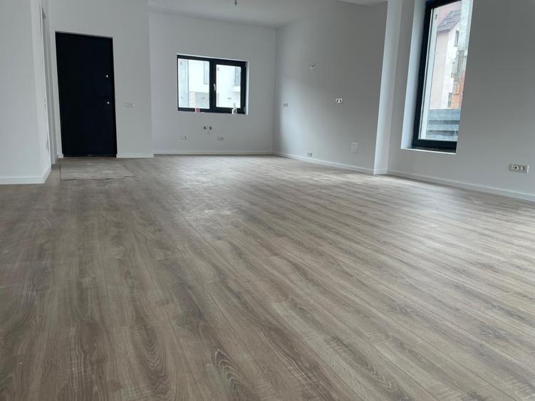 Duplex cu 5 camere cu Canalizare în Central