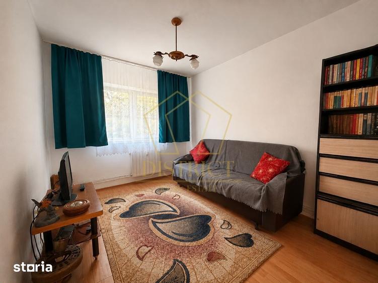 Apartament cu 4 camere decomandat în Lipovei