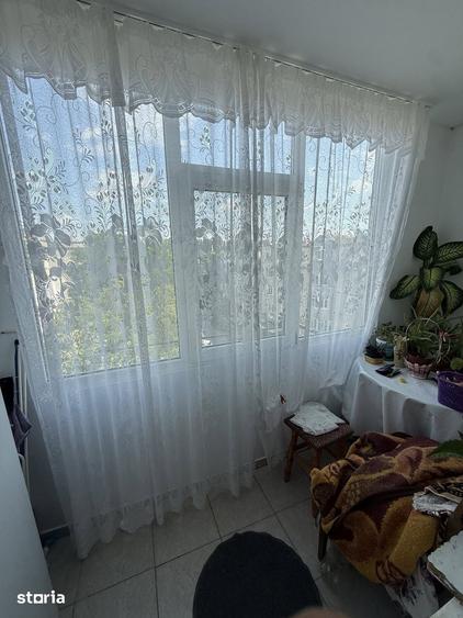 Apartament cu 3 camere decomandat în Calarași 4