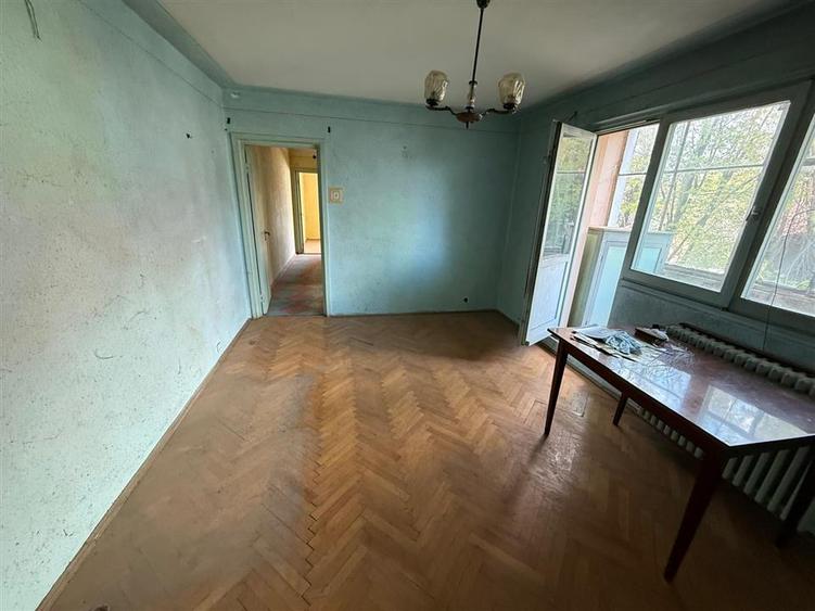 Apartament cu 3 camere semidecomandat în Tătărași