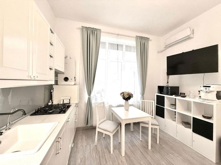 Apartament cu 2 camere, mobilat în Victoriei