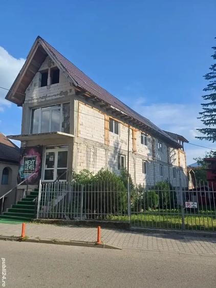 Spațiu comercial, de 840 mp, în Petros