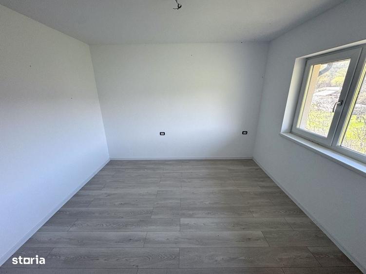 Casă cu 4 camere în Tomești