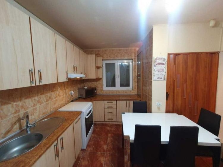 Apartament cu 3 camere semidecomandat în Tineretului