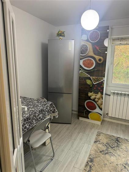 Apartament cu 3 camere semidecomandat, mobilat în Central