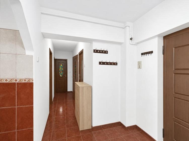 Apartament cu 3 camere decomandat, mobilat în Noua