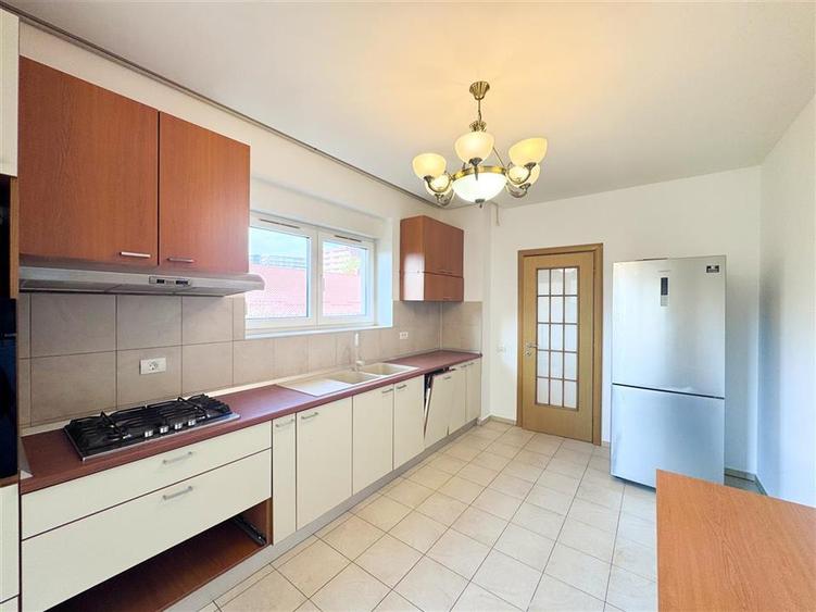 Apartament cu 4 camere decomandat, mobilat în Herăstrău