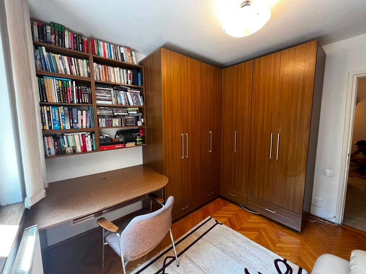 Apartament cu 3 camere decomandat în Drumul Taberei