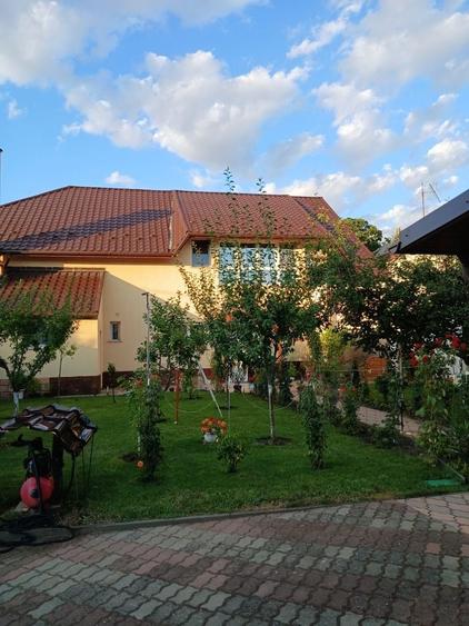 Casă cu 4 camere decomandat în Central