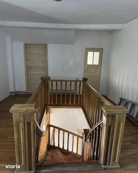 Casă cu 8 camere cu Teren 150 Mp în Cișmigiu