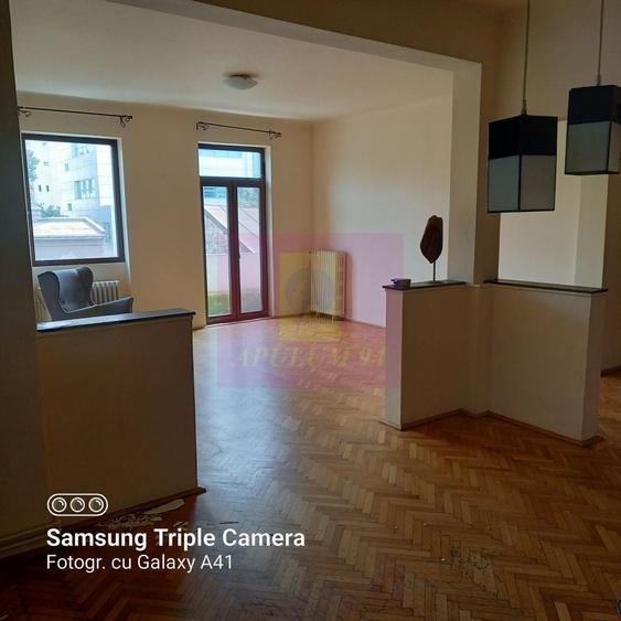 Apartament cu 5 camere semidecomandat în Mitropolie