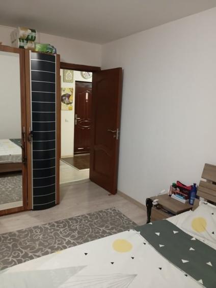 Apartament cu 3 camere semidecomandat, mobilat în Rovine