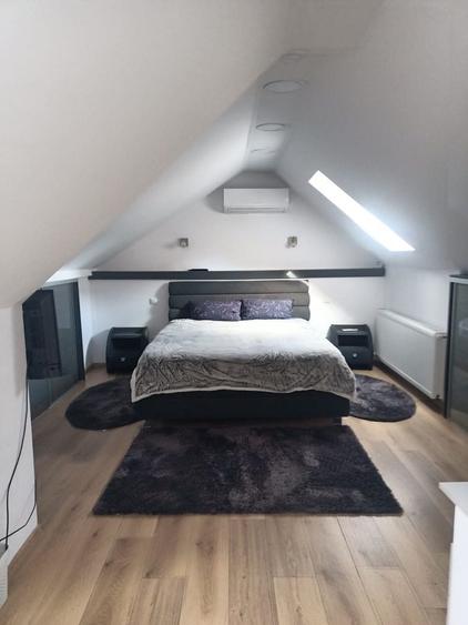 Casă individuală cu 8 camere cu Canalizare în Central