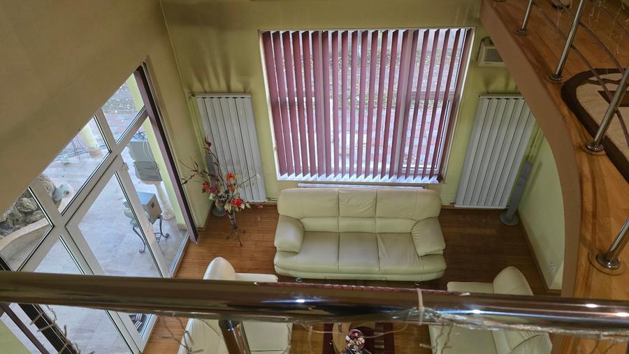 Casă cu 6 camere cu Teren 3125 Mp în 22 Decembrie