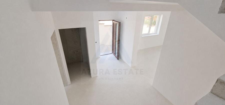 Duplex cu 4 camere cu Canalizare în Sud-Est