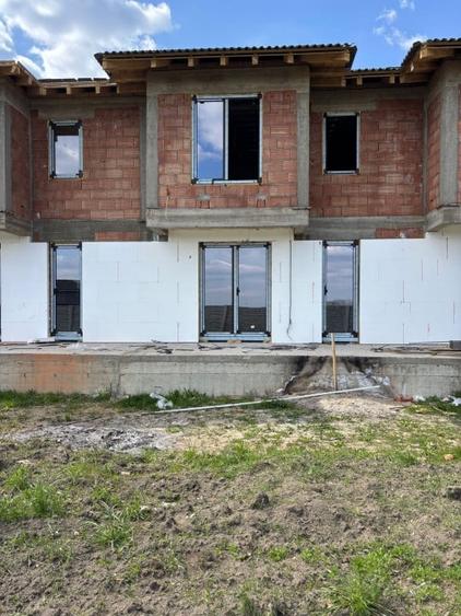 Casă cu 3 camere cu Canalizare în Giroc