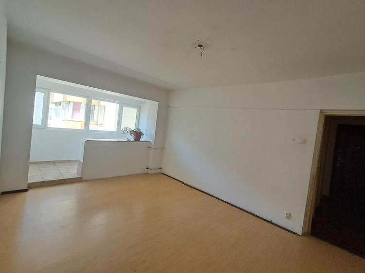 Apartament cu 4 camere în Colentina