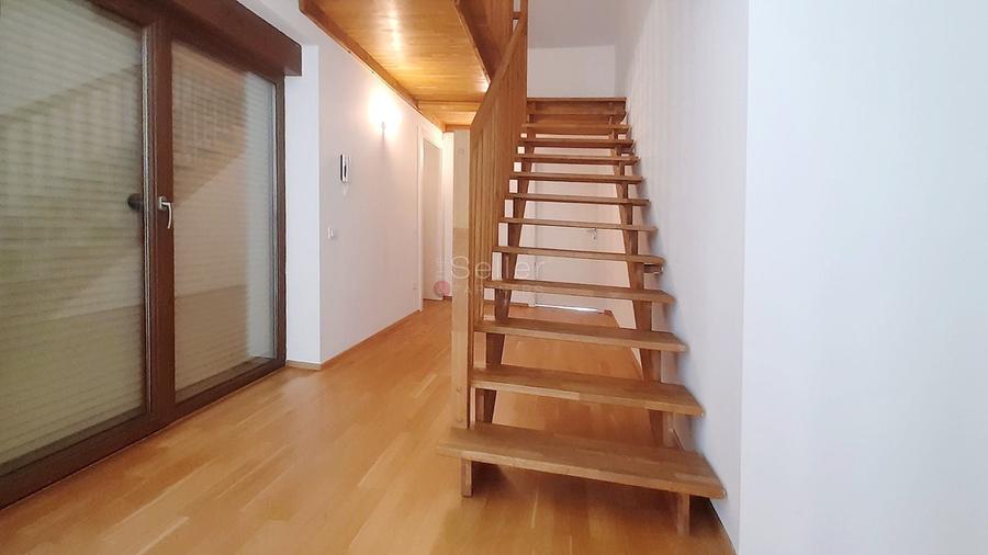 Casă individuală cu 8 camere cu Canalizare în Drumul Poienii