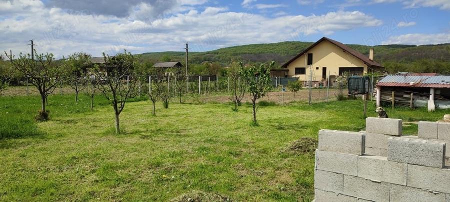 Casă cu 4 camere cu Teren 2000 Mp în Predești