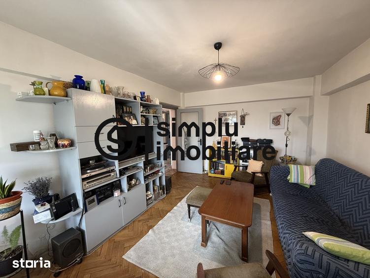 Apartament cu 3 camere decomandat în Sărari